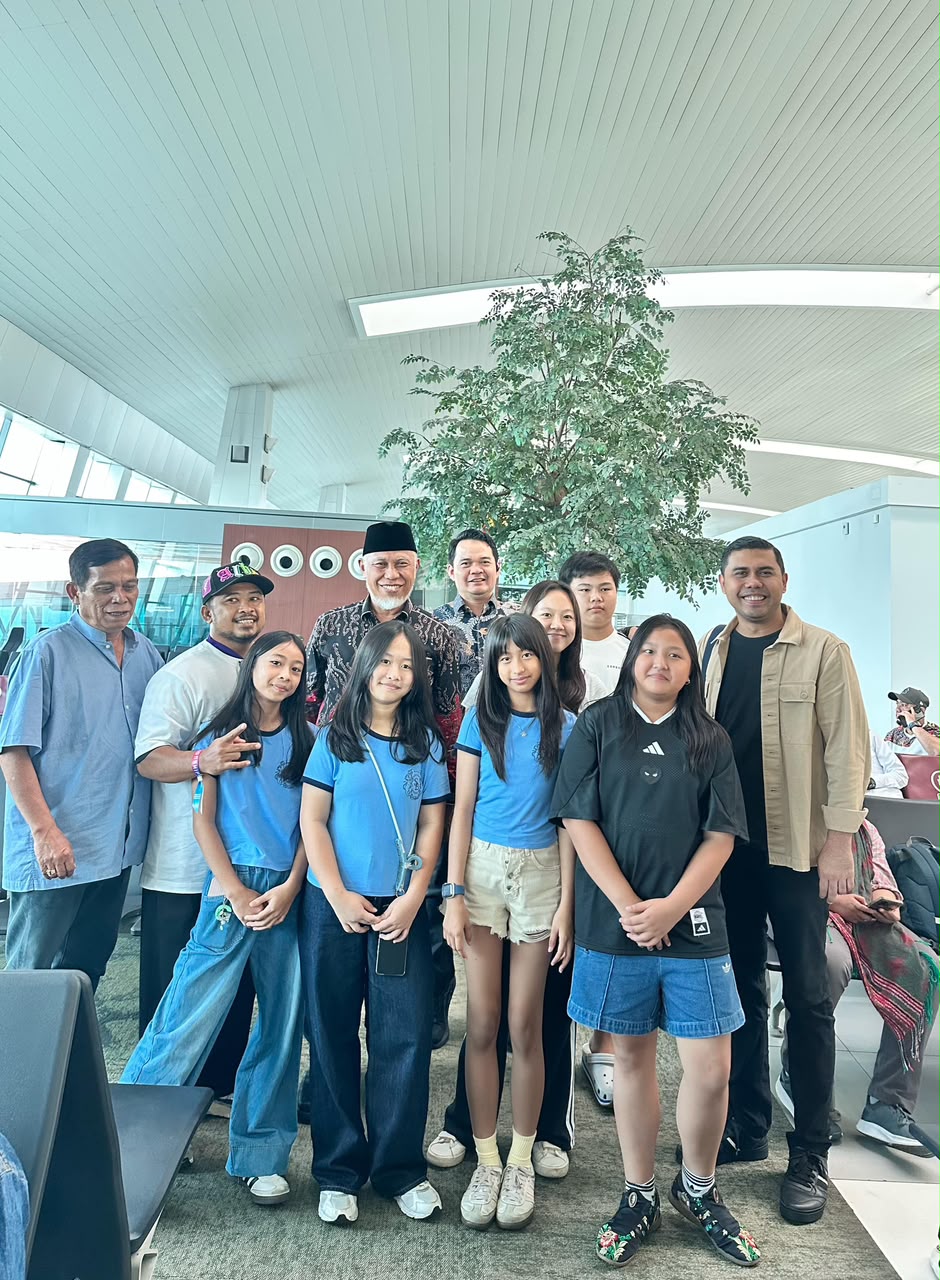  Gubernur Sumatera Barat Mahyeldi, Sekretaris Umum KONI Sumbar Anandya Dipo Pratama, Wakil Ketua Umum IV KONI Sumbar Reido Deskumar, bersama kontingen IODI di Kejurnas, saat mendarat di BIM, Rabu (19/8/2026). (Foto Ist)